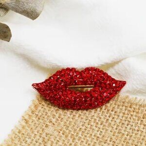 Sparkly Red Lips Design Crystal Rhinestones Goldtoned Bling Brooch Pin
